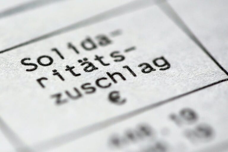 Welche Bestimmungen existieren im Schweizer Recht zur Verhinderung von Steuerhinterziehung im internationalen Geschäft?