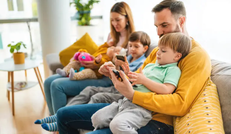 Welche Krankenkassen bieten Rabatte für Familien mit Neugeborenen?