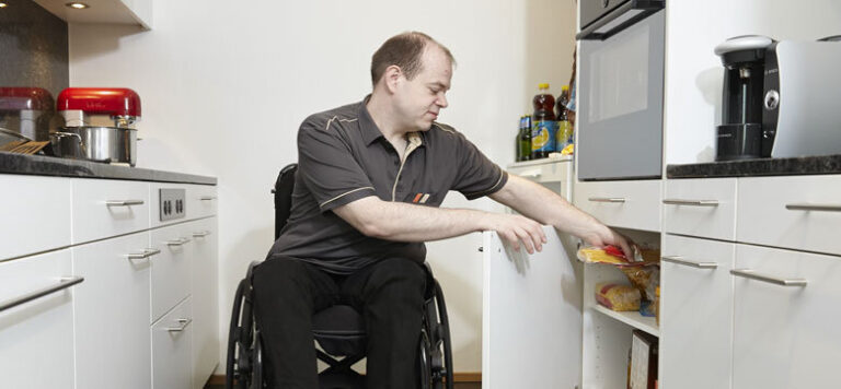 Welche Programme zur Rehabilitation von Menschen mit Schlaganfällen gibt es in der Schweiz?