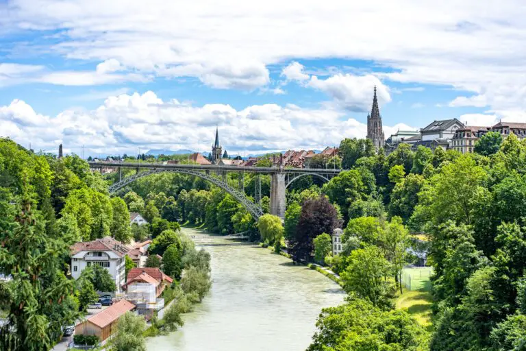 Welche Steuerregelungen gelten für Schweizer mit Wohnsitz im Ausland?