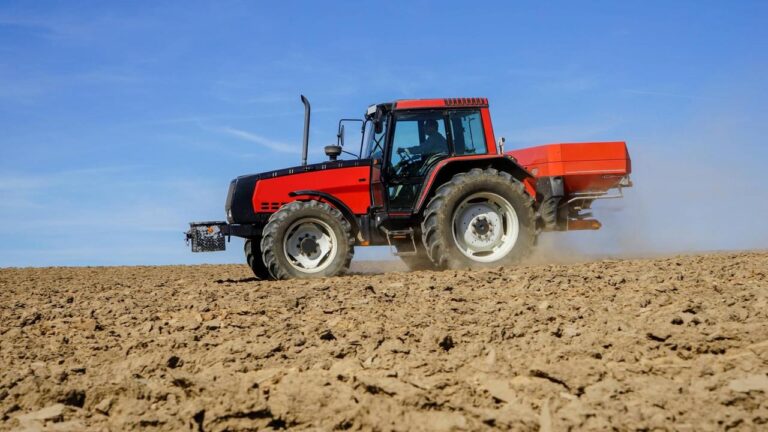 Welche Versicherungen decken Schäden durch Naturereignisse bei landwirtschaftlichen Betrieben ab?