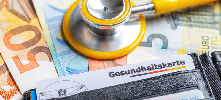 Wie optimiert man Krankenkassenprämien für Haushalte mit mehreren Einkommensquellen?