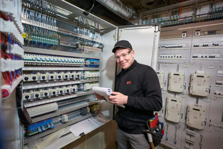 Berufsausbildung in der Schweiz im Bereich der erneuerbaren Energien: Welche Chancen gibt es?