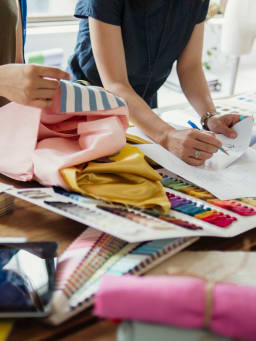 Visum für den Aufenthalt als Designer im Bereich Mode und Textilien in der Schweiz: Was sind die Anforderungen?