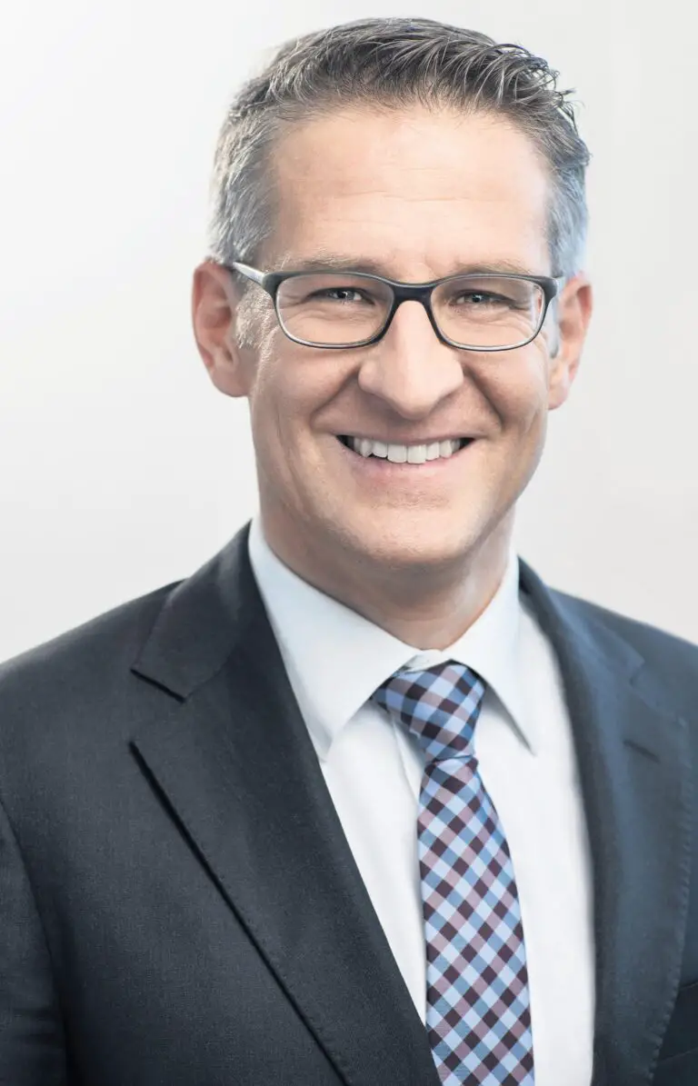 Was sind die beruflichen Anforderungen für eine Karriere im Bereich der Rechtsberufe in der Schweiz?