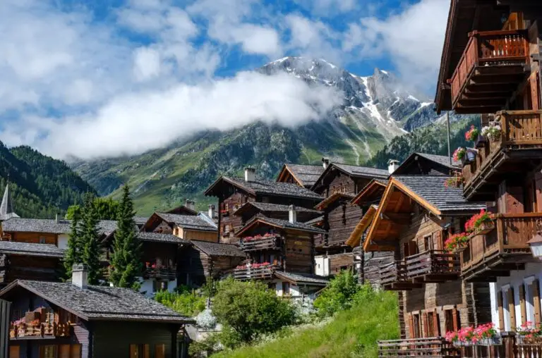 Was sind die rechtlichen Auswirkungen beim Kauf von Immobilien in den Schweizer Alpen?