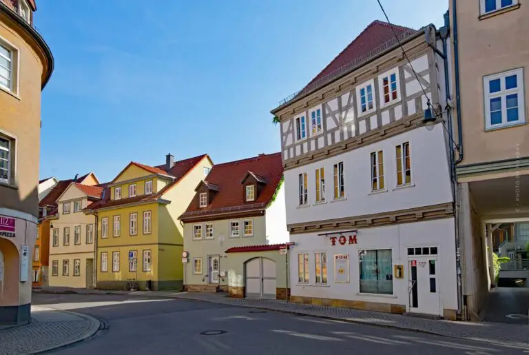 Was sind die Vorteile des Kaufs von Neubauten im Vergleich zu Bestandsimmobilien in der Schweiz?