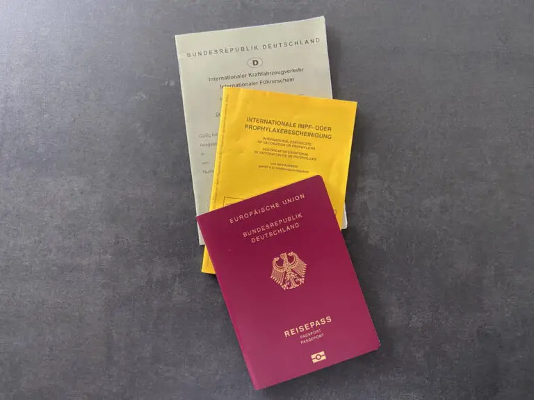 Was sind die wichtigsten Versicherungen für Privatpersonen, die viel reisen?