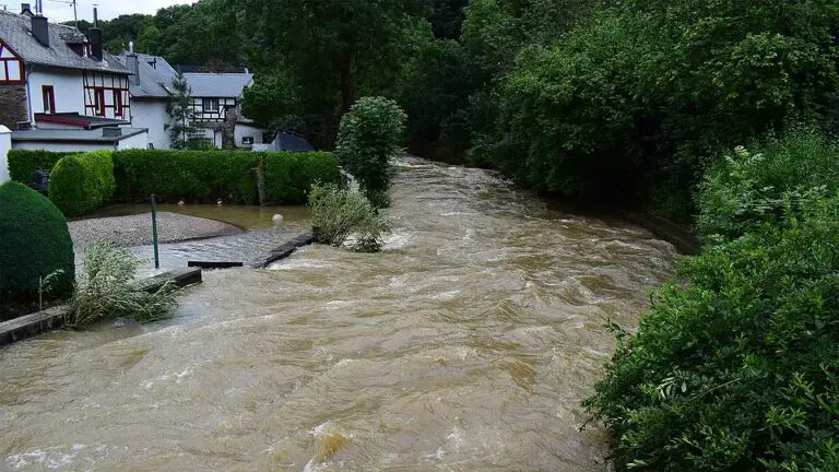Welche Versicherung schützt bei Schäden durch Hochwasser in der Schweiz?