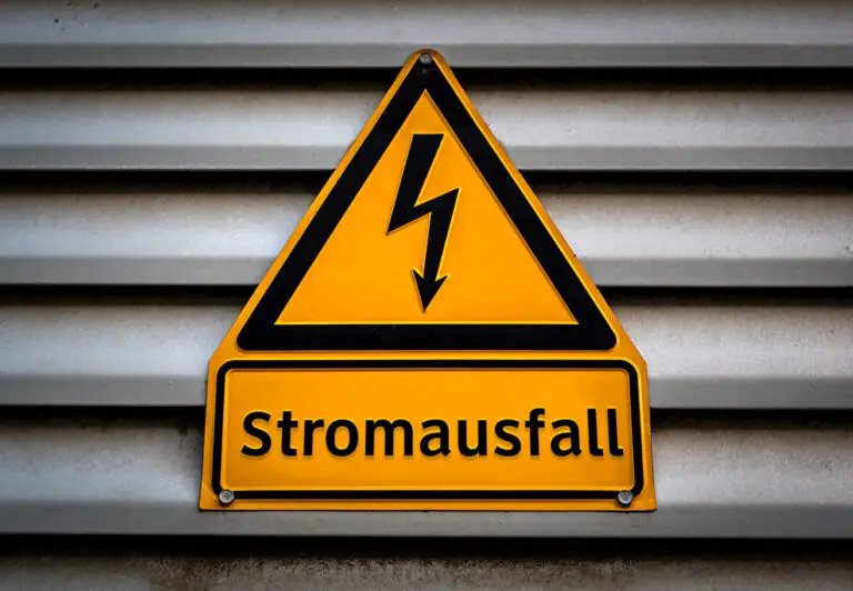 Welche Versicherungen decken Schäden an technischen Geräten durch Stromausfälle?