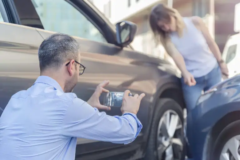 Welche Versicherungen gibt es für die Absicherung von Fahrzeugschäden in der Schweiz?