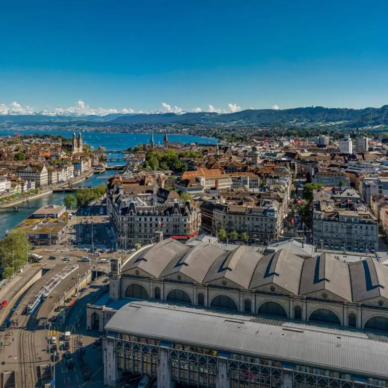 Wie die Schweiz ihre Universitäten auf die globalen Herausforderungen der Bildung vorbereitet