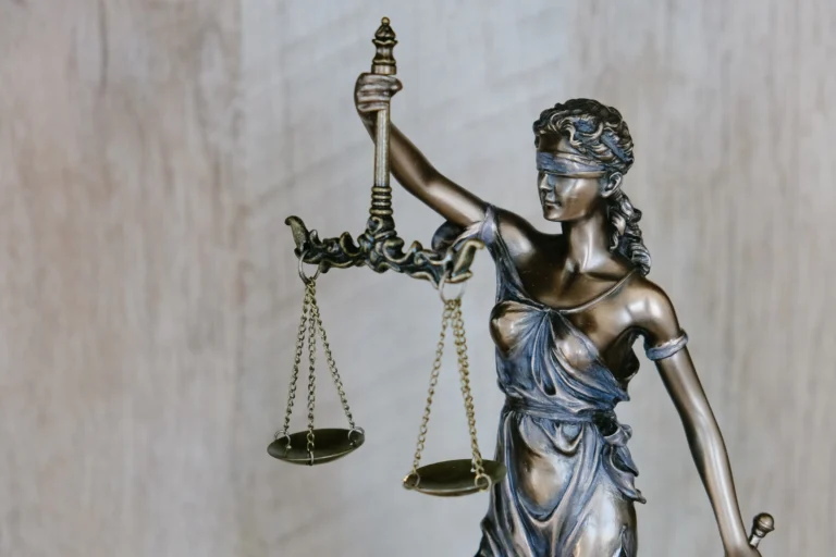 Wie funktioniert das System der Anklageerhebung im Schweizer Strafrecht?
