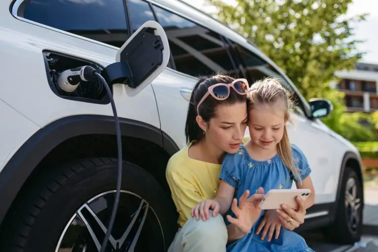 Wie funktioniert die Fahrzeugversicherung bei Hybrid- und Elektroautos in der Schweiz?