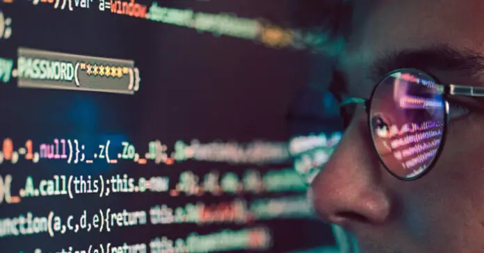 Wie funktioniert eine Versicherung, die Schäden durch Cyberangriffe auf Unternehmen abdeckt?