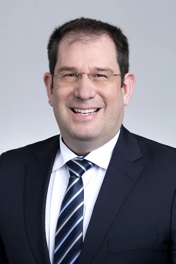 Wie geht das Schweizer Gesetz mit rechtlichen Aspekten der digitalen Nachlassregelung um?