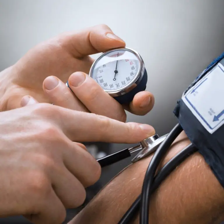 Wie wird die Behandlung von Bluthochdruck im Schweizer Gesundheitssystem organisiert?